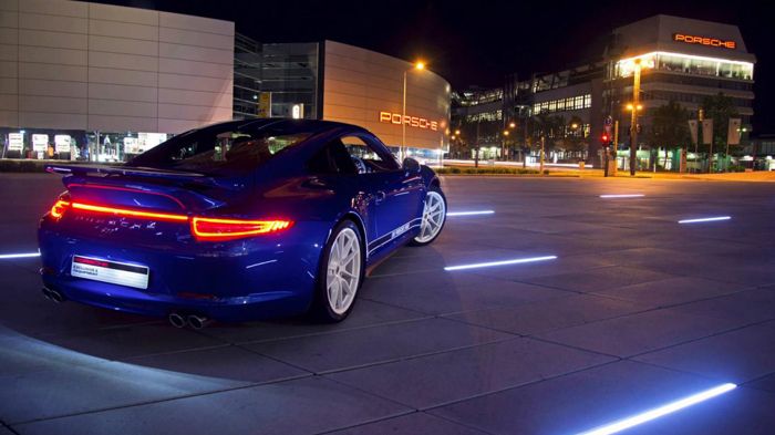 Η ειδική 911 Carrera 4S είναι βαμμένη σε μπλε χρώμα αποκλειστικά με 20άρες ζάντες λευκού ελαφρού κράματος και σπορ ανάρτηση και καινούργια αεροτομή με